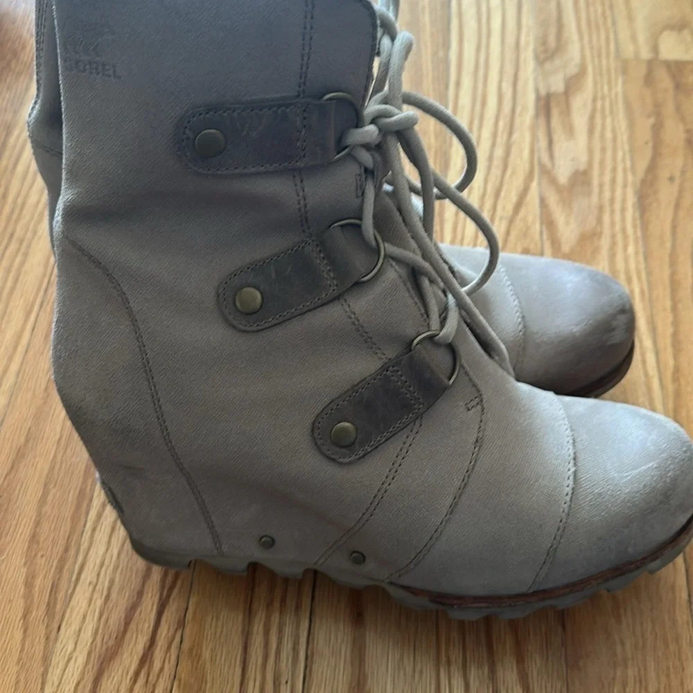 Sorel sz 9.5 Joan of arctic wedge in like tan cream color good pre owned cond
